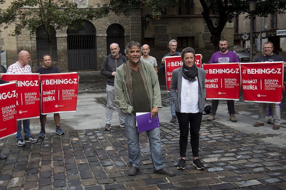 Kontseiluko idazkari nagusi Paul Bilbao eta Behatokiko buru Garbiñe Petriati, atzo, euskalgintzako hainbat kidek lagunduta. IÑIGO URIZ / FOKU.