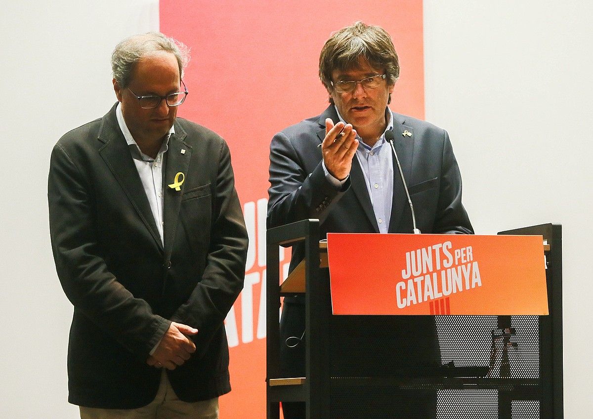 Quim Torra eta Carles Puigdemont, atzo, Bruselan. STEPHANIE LECOCQ / EFE.