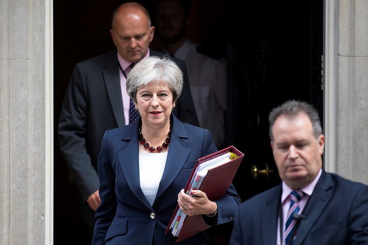 Theresa May lehen ministroa Downing Street-eko egoitza uzten, atzo, parlamentuko saiora joateko. WILL OLIVER / EFE. Theresa May lehen ministroa Downing Street-eko egoitza uzten, atzo, parlamentuko saiora joateko. WILL OLIVER / EFE.