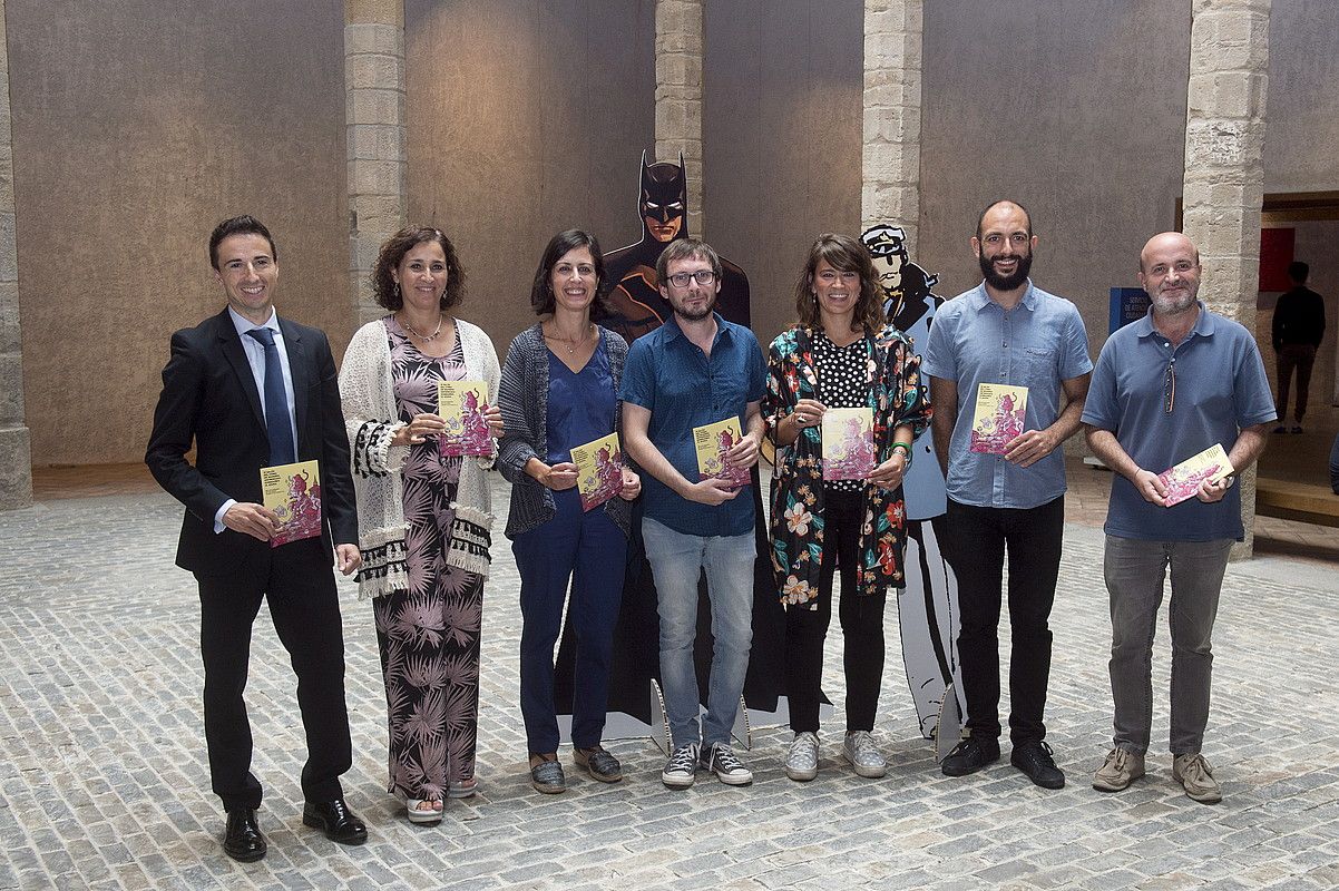 Nafarroako Komiki Azokako antolatzaile eta babesleak; erdian, Alberto Rodriguez zuzendari teknikoa. IÑIGO URIZ / FOKU. Nafarroako Komiki Azokako antolatzaile eta babesleak; erdian, Alberto Rodriguez zuzendari teknikoa. IÑIGO URIZ / FOKU.