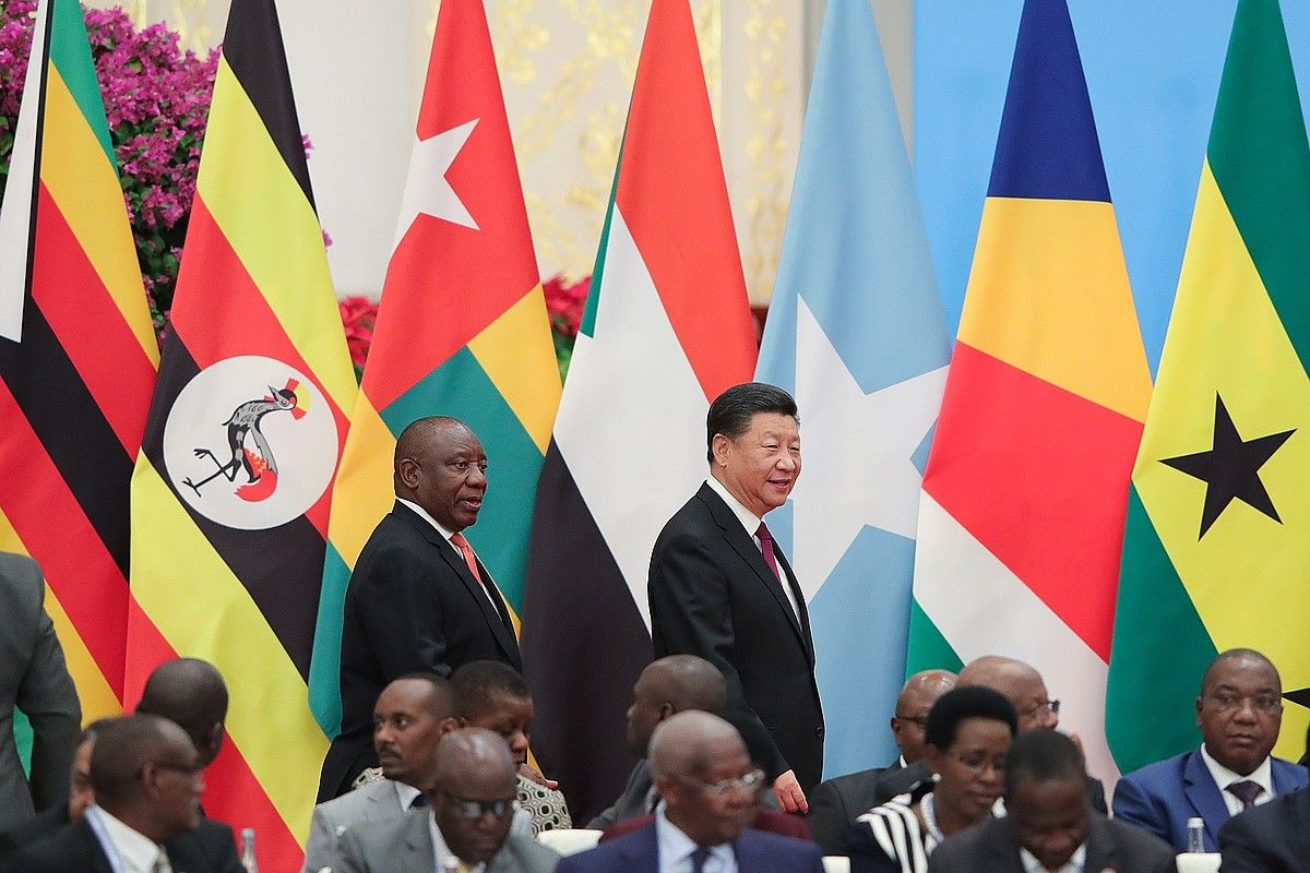 Cyril Ramaphosa Hegoafrikako presidentea eta Xi Jinping Txinakoa, Pekinen, foroko bilera batera iristen. LINTAO ZHANG / EFE.