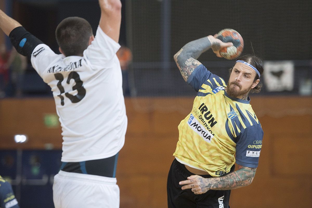 Leo Renaud Bidasoa taldeko jokalaria, jaurtitzeko prest, Anaitasunako jokalari bat aurrean duela, bi taldeek udan jokatutako Egiako torneoan. JUAN CARLOS RUIZ / FOKU. Leo Renaud Bidasoa taldeko jokalaria, jaurtitzeko prest, Anaitasunako jokalari bat aurrean duela, bi taldeek udan jokatutako Egiako torneoan. JUAN CARLOS RUIZ / FOKU.