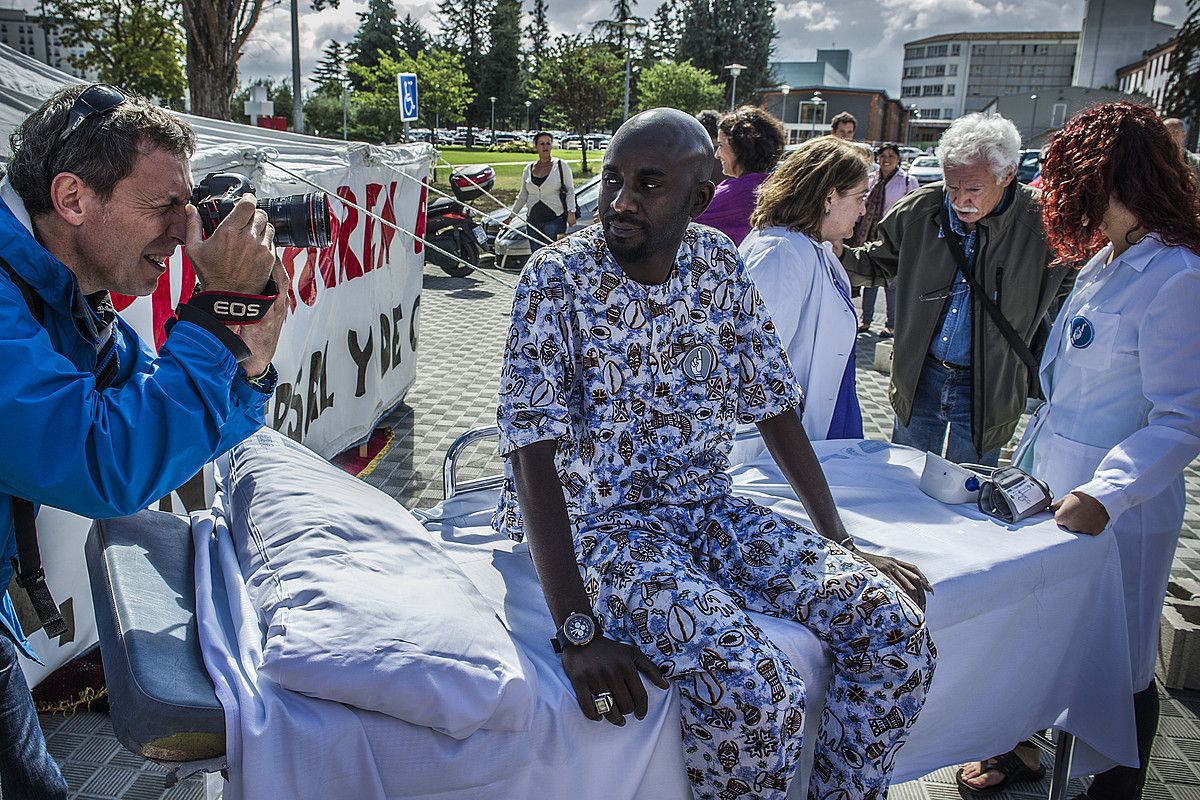 Migratzaileak osasun zerbitzutik kanpo utzi izana salatzeko protesta bat, Iruñean. LANDER FERNANDEZ ARROIABE / FOKU.