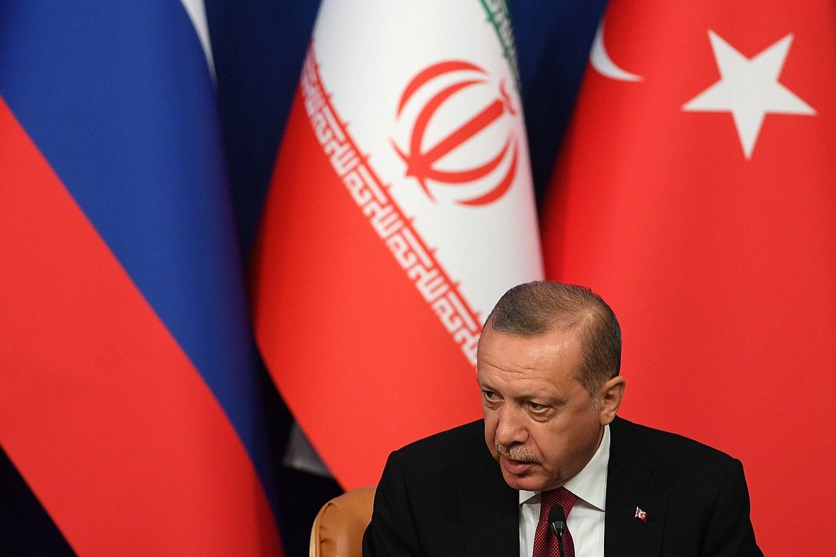 Recep Tayyip Erdogan Turkiako presidentea Teheranen, atzo, bilera ondorengo prentsaurrekoan. KIRILL KUDRYAVTSEV / EFE.
