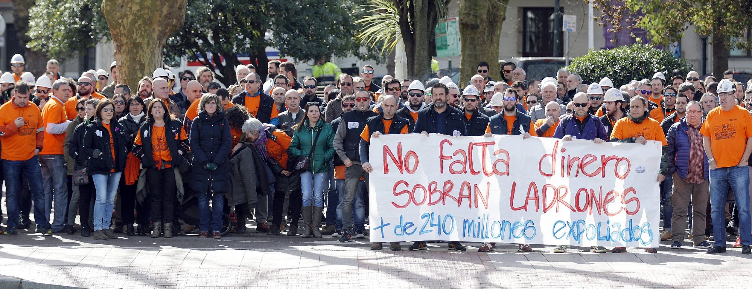Productos Tubulareseko langileak, protestan, joan den martxoan. LUIS TEJIDO / EFE. Productos Tubulareseko langileak, protestan, joan den martxoan. LUIS TEJIDO / EFE.