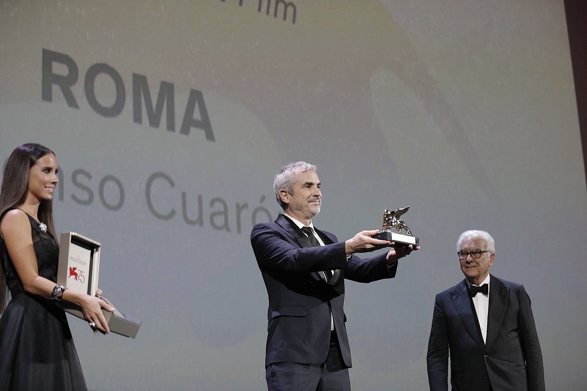 Alfonso Cuaron, atzo, saria jasotzeko unean. VENEZIAKO ZINEMALDIA.