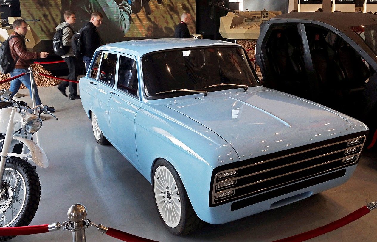 Kalaxnikoven CV-1 auto elektrikoaren prototipoa, Moskun abuztuan egindako azoka militarrean. SERGEI ILNITSKY / EFE. Kalaxnikoven CV-1 auto elektrikoaren prototipoa, Moskun abuztuan egindako azoka militarrean. SERGEI ILNITSKY / EFE.