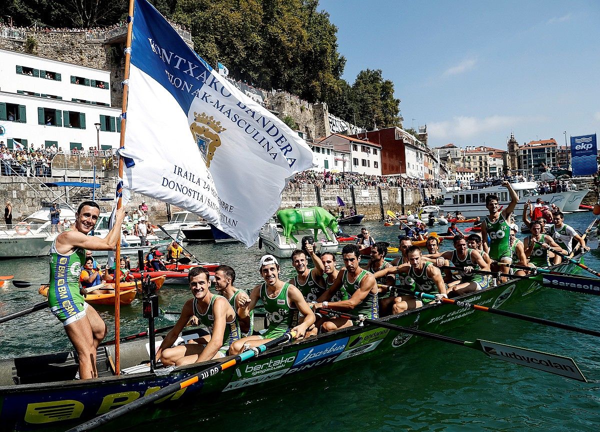 Ioseba Amunarriz, Kontxako Bandera eskuetan duela, Donostiako kaira sartzear, herenegun. JAVIER ETXEZARRETA / EFE.