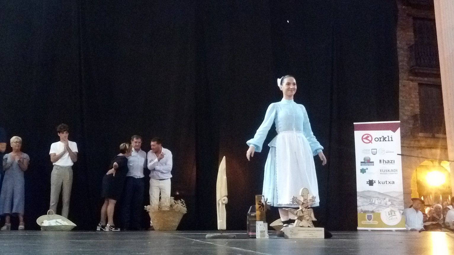 Katerin Artola, larunbatean, aurresku txapelketa irabazi berri. GIPUZKOAKO EDB. Katerin Artola, larunbatean, aurresku txapelketa irabazi berri. GIPUZKOAKO EDB.