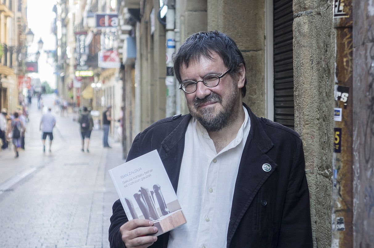 Iban Zaldua idazlea, atzo, Donostian, Sekula kontatu behar ez nizkizun gauzak liburua aurkeztu aurretik. ANDONI CANELLADA / FOKU. Iban Zaldua idazlea, atzo, Donostian, Sekula kontatu behar ez nizkizun gauzak liburua aurkeztu aurretik. ANDONI CANELLADA / FOKU.