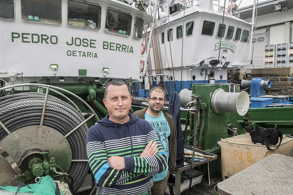 Gaizka Agirrezabalaga eta Joseba Larrañaga patroiak, Getariako portuan. GORKA RUBIO / FOKU. Gaizka Agirrezabalaga eta Joseba Larrañaga patroiak, Getariako portuan. GORKA RUBIO / FOKU.