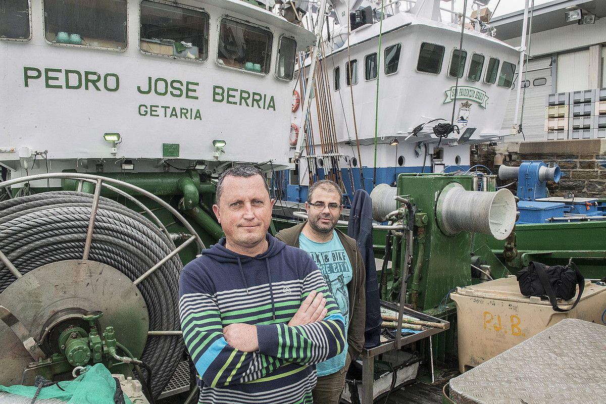 Gaizka Agirrezabalaga eta Joseba Larrañaga patroiak, Getariako portuan. GORKA RUBIO / FOKU.