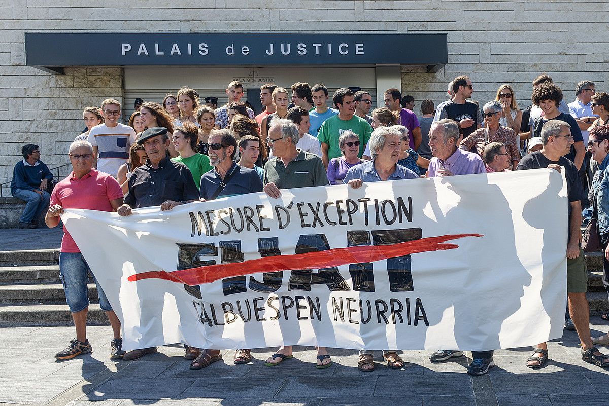 Elkarretaratzea egin zuten atzo Baionako auzitegi aitzinean, Peio Hirigoieni sostengua erakusteko. ISABELLE MIQUELESTORENA. Elkarretaratzea egin zuten atzo Baionako auzitegi aitzinean, Peio Hirigoieni sostengua erakusteko. ISABELLE MIQUELESTORENA.