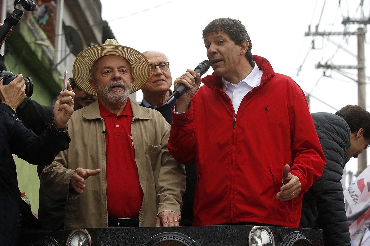 Lula eta Haddad, 2016ko udal hauteskundeen kanpainan, artxiboko irudi batean. SEBASTIAO MOREIRA / EFE. Lula eta Haddad, 2016ko udal hauteskundeen kanpainan, artxiboko irudi batean. SEBASTIAO MOREIRA / EFE.