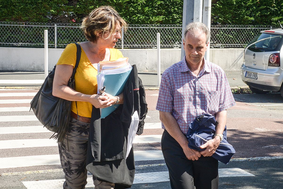 Jean-François Sarramagnan apaiza eta Laurence Hardouin abokatua, atzo; azkenean, auzia publikoa izan zen, abokatuak hesteko eskatu arren. I. MIQUELESTORENA.