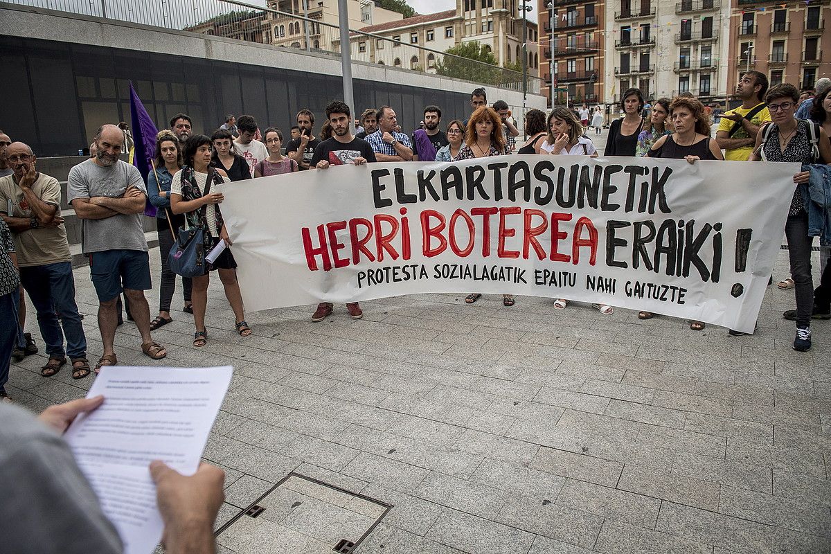 Elkartasunezko protesta bat egin zuten atzo Donostian. GORKA RUBIO / FOKU.