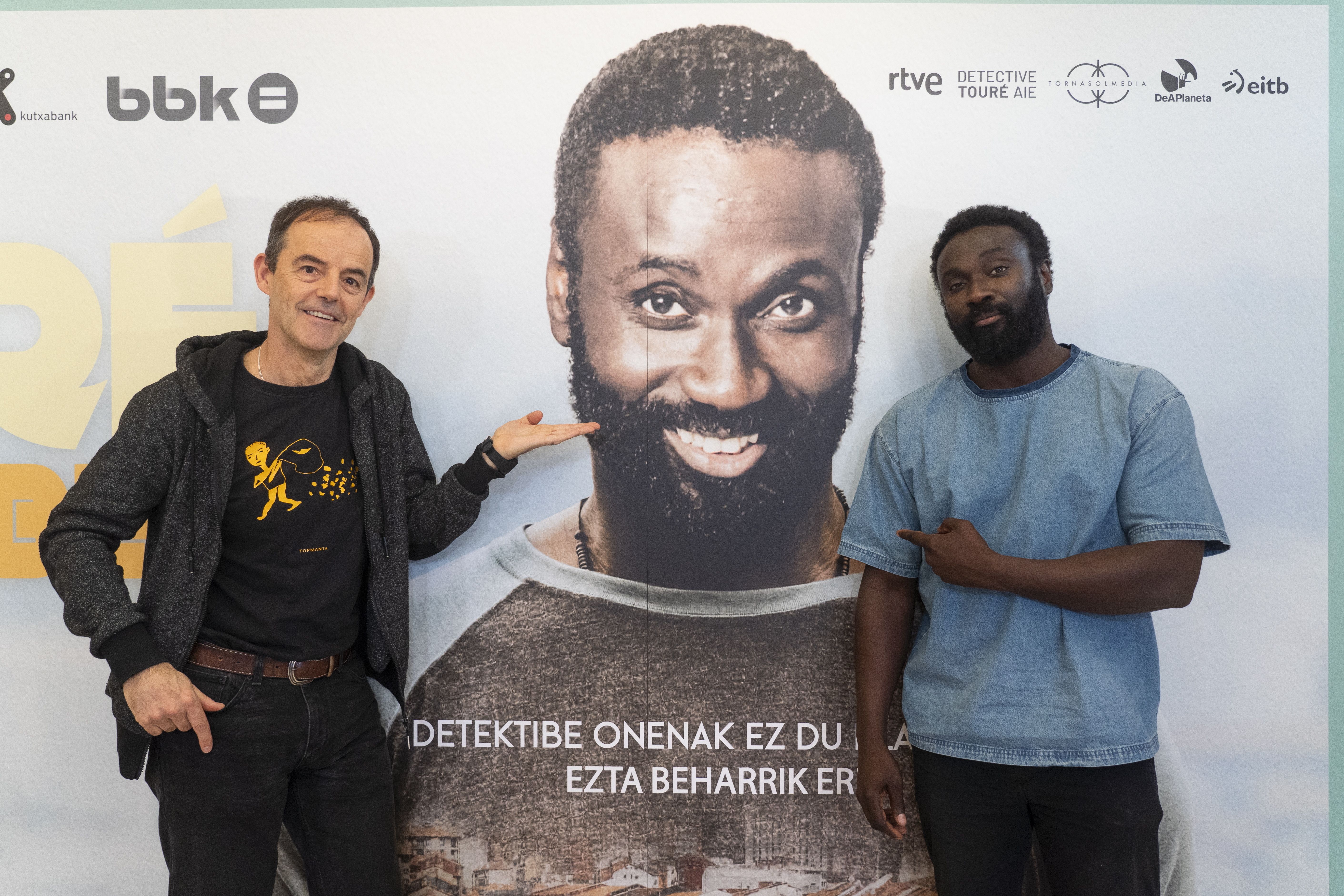 Jon Arretxe idazlea eta Malcolm Treviño-Sitte aktorea. MONIKA DEL VALLE / FOKU