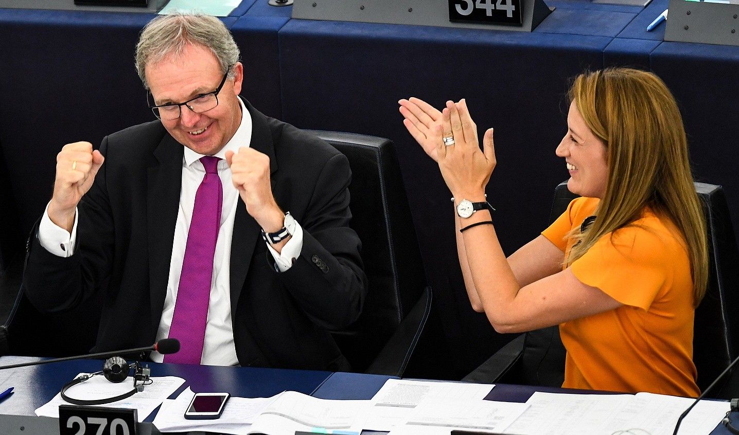 Axel Voss eurodiputatu alemaniarrak berak aurkeztutako lege proposamena parlamentuak babestu duela ospatu du. PATRICK SEEGER / EFE. Axel Voss eurodiputatu alemaniarrak berak aurkeztutako lege proposamena parlamentuak babestu duela ospatu du. PATRICK SEEGER / EFE.