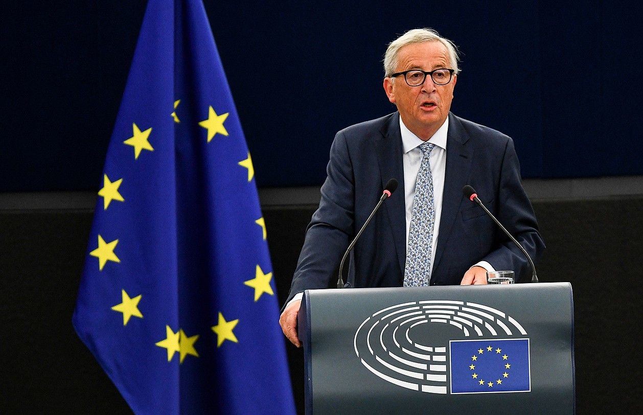 Jean-Claude Juncker Europako Batzordeko presidentea, batasunaren egoerari buruzko hitzaldia ematen, atzo, Europako Parlamentuan. PATRICK SEEGER / EFE.