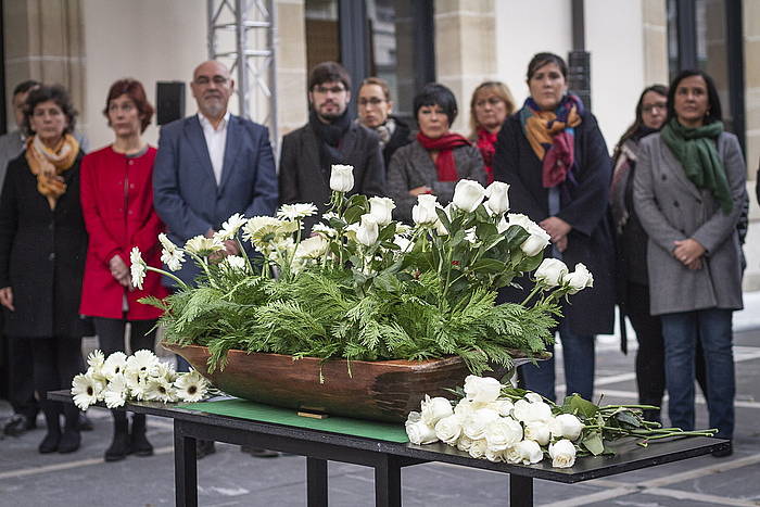 Eusko Jaurlaritzako eta Eusko Legebiltzarreko ordezkariak, Memoriaren Eguneko ekitaldian, legebiltzarraren atarian. ENDIKA PORTILLO, FOKU