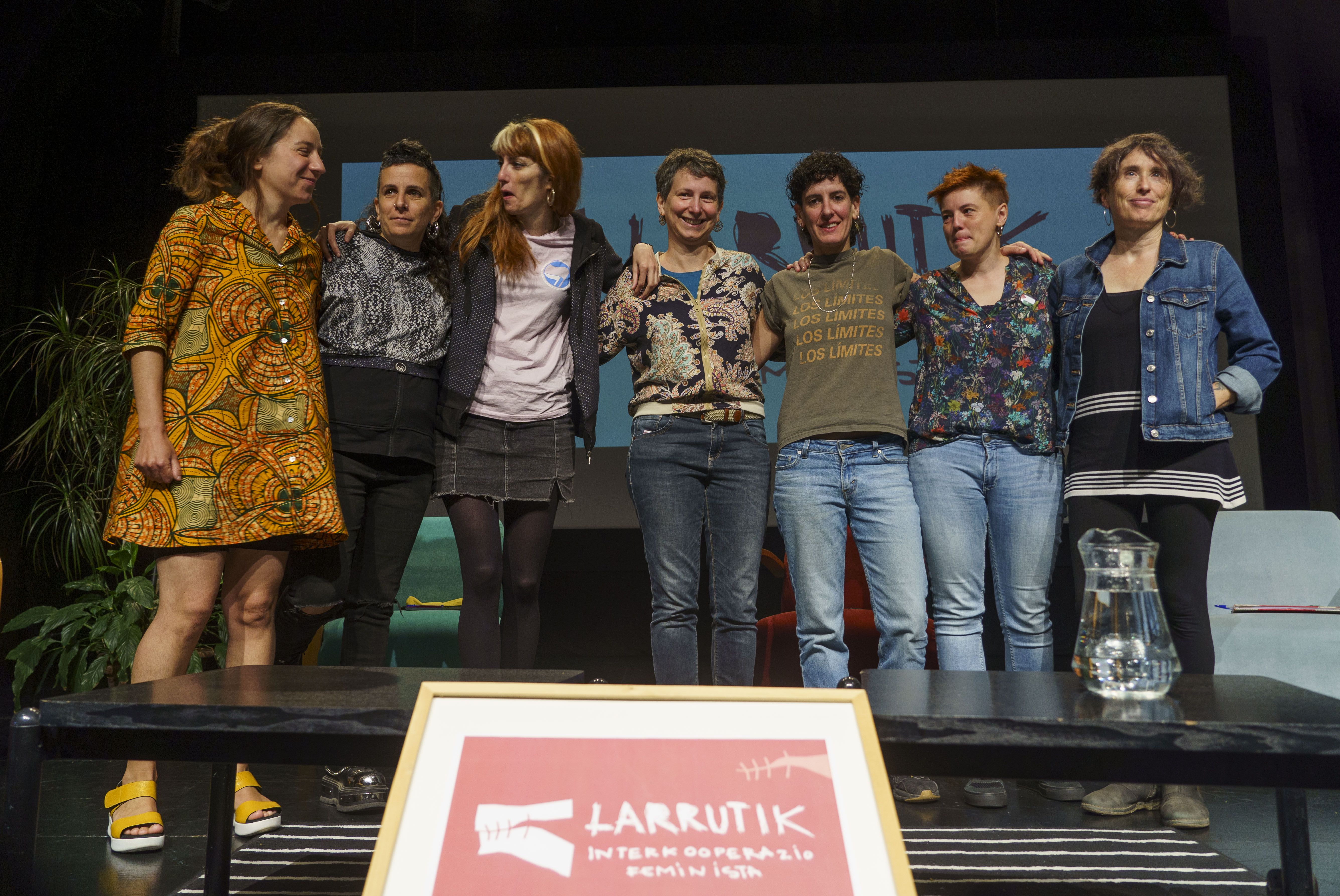 Larrutik-ek antolatutako mahai inguruko hizlariak, gaur, Hernanin. JON URBE / FOKU