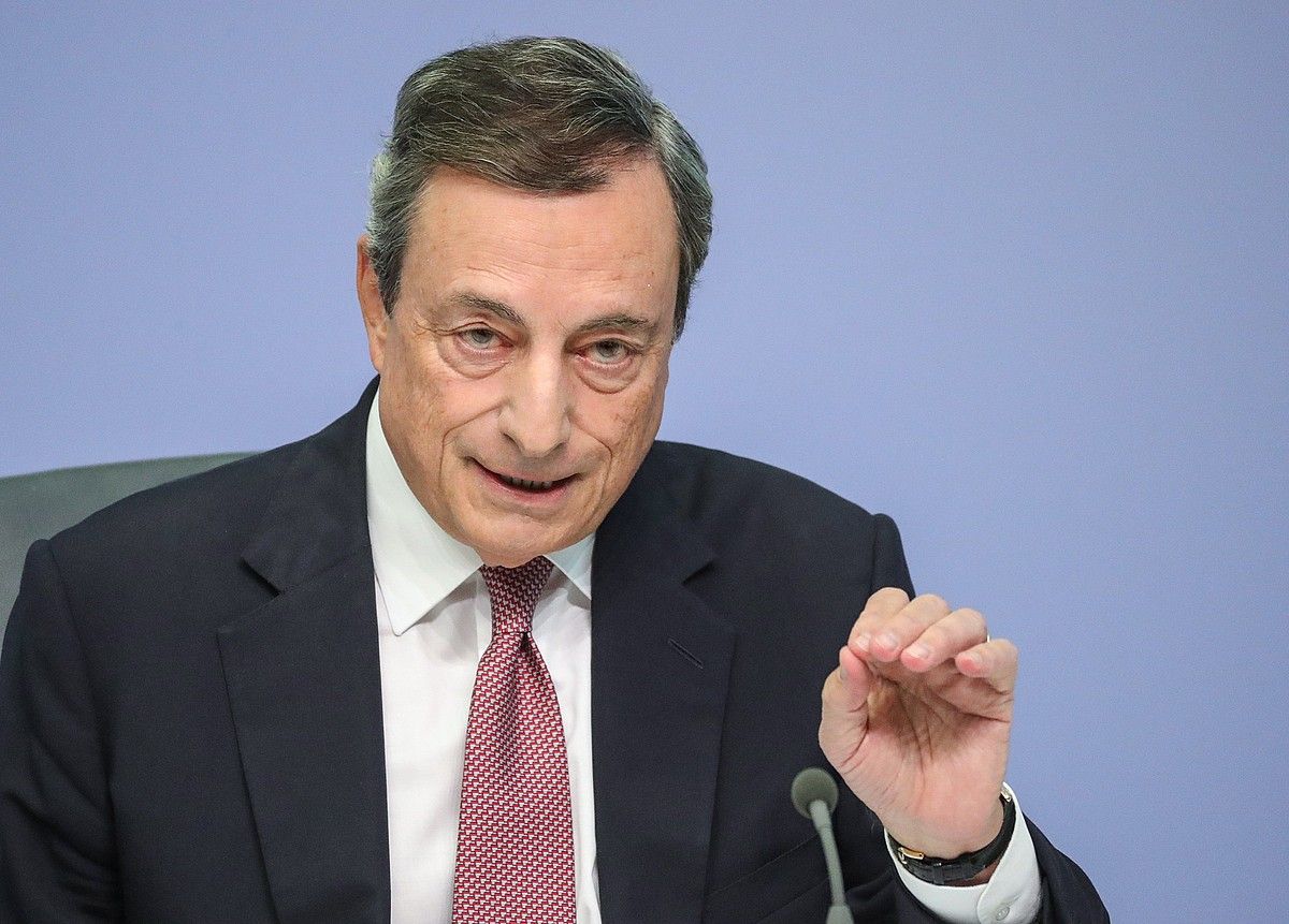 Mario Draghi, atzo, EBZren Frankfurteko egoitzan. ARMANDO BABANI / EFE.