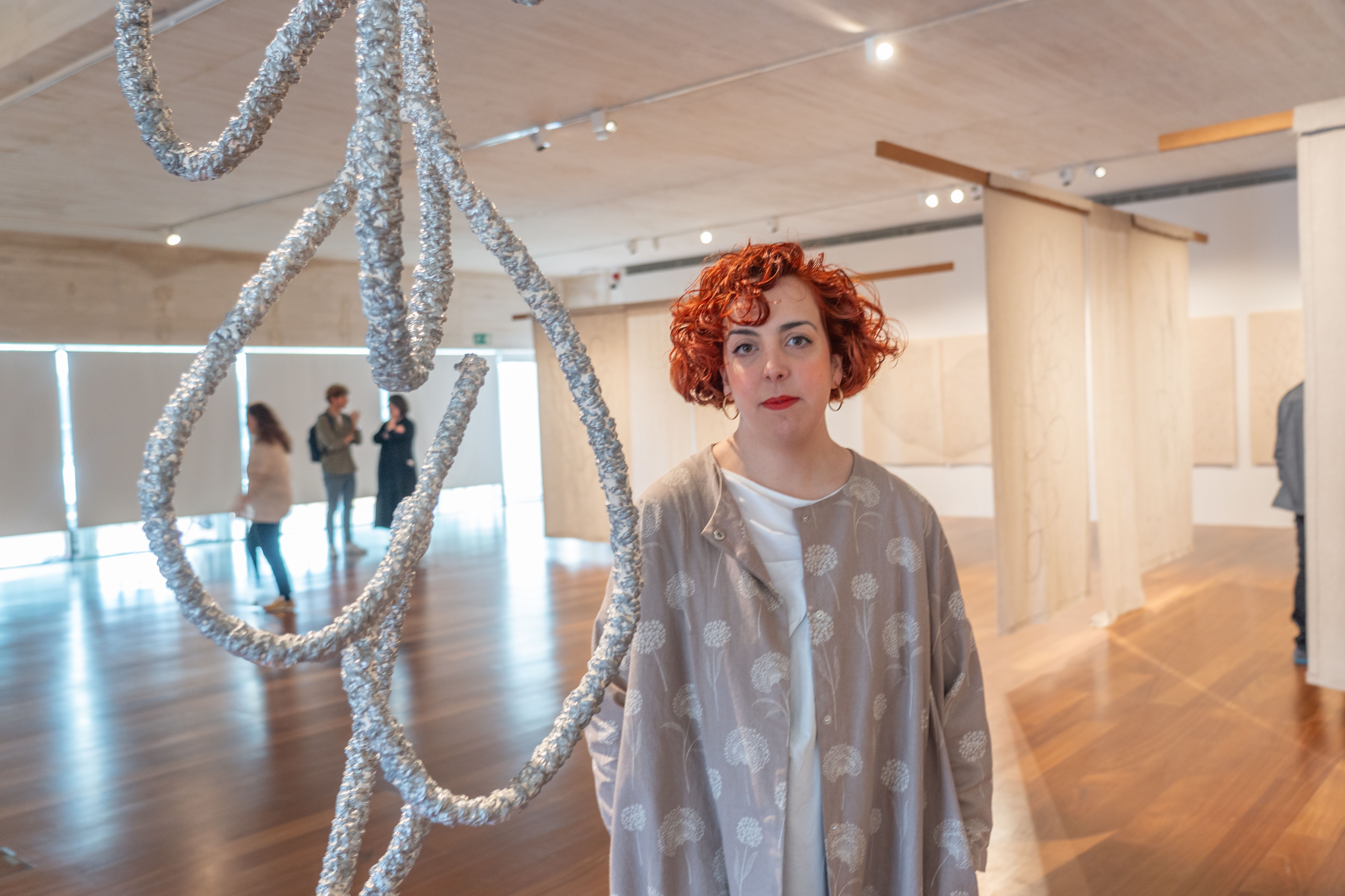 Xare Alvarez artista, San Telmo museoan ireki duen 'Makurtu' erakusketan. ANDONI CANELLADA / FOKU