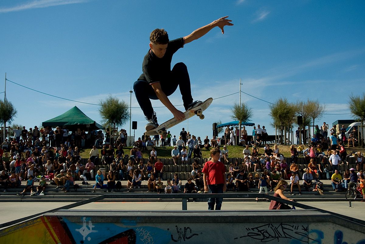 Skate erakustaldiez gain, kirol horretan trebatzeko aukera izango da Angeluko Barran, beste hainbat kirolen artean. PATXI LADEVESE.