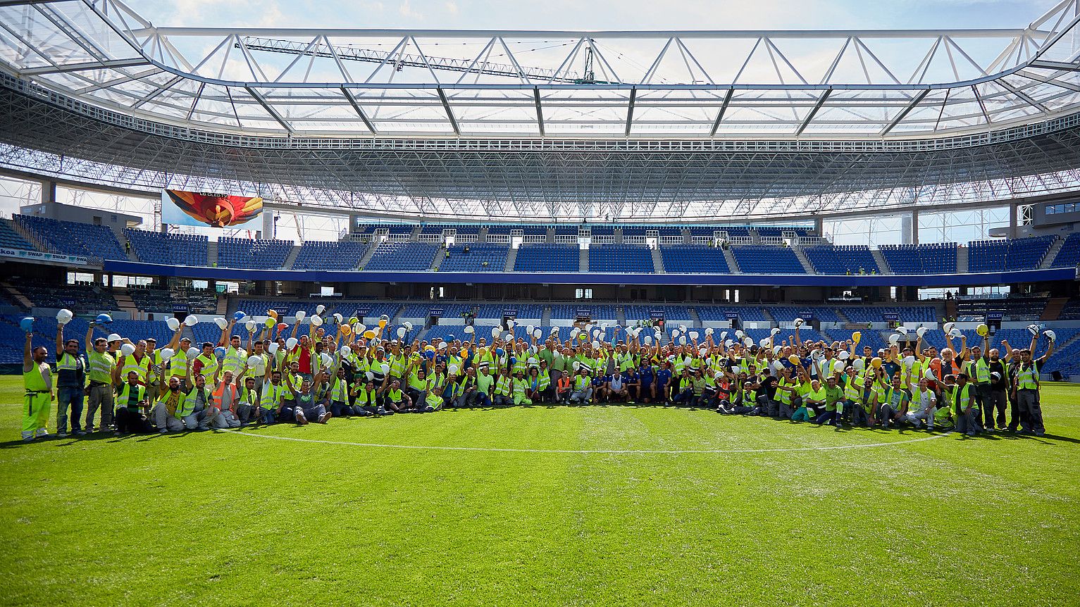 Realeko jokalariak, Anoeta estadioa berritzen diharduten langileekin, atzoko entrenamendu saioaren aurretik. REALA. Realeko jokalariak, Anoeta estadioa berritzen diharduten langileekin, atzoko entrenamendu saioaren aurretik. REALA.