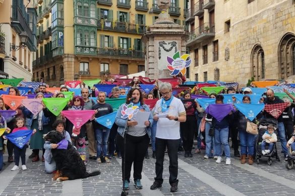 Jai herrikoien aldeko mugimenduaren agerraldia Bilboko Zazpikaleetan, joan den asteko ostegunean. Nerea Zuloaga eta Iglesias ari dira testua irakurtzen. BILBOKO KONPARTSAK Jai herrikoien aldeko mugimenduaren agerraldia Bilboko Zazpikaleetan, joan den asteko ostegunean. Nerea Zuloaga eta Iglesias ari dira testua irakurtzen. BILBOKO KONPARTSAK