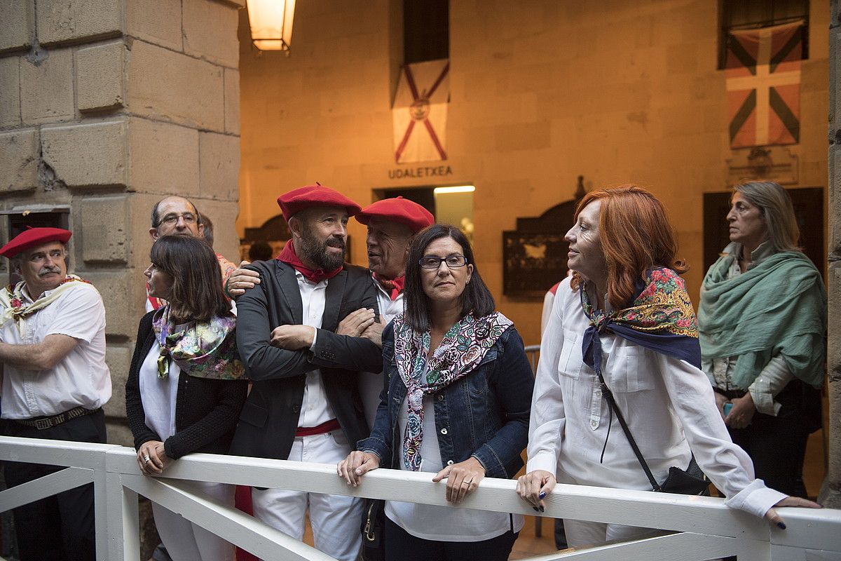 Itxaso, larunbatean, Emakunde eta Arartekoko ordezkarien alboan. J.C. RUIZ / FOKU.