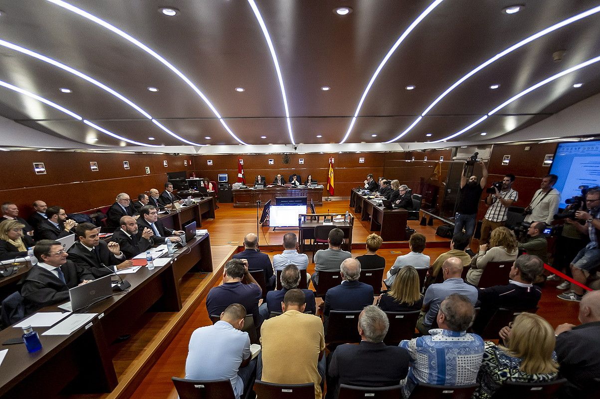 'De Miguel auziko' akusatuak, atzoko saioan, ezkerrean abokatuak eta aurrean epaileak dituztela. JAIZKI FONTANEDA / FOKU. 'De Miguel auziko' akusatuak, atzoko saioan, ezkerrean abokatuak eta aurrean epaileak dituztela. JAIZKI FONTANEDA / FOKU.