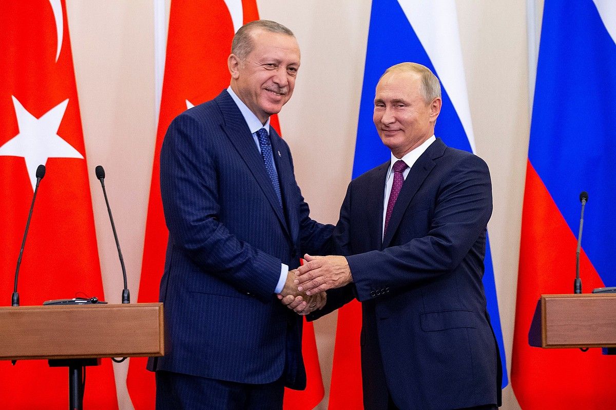 Recep Tayyip Erdogan Turkiako presidentea eta Vladimir Putin Errusiakoa, atzo, Itsaso Beltzeko kostako Sotxi hirian. ALEXANDER ZEMLIANICHENKO / EFE.