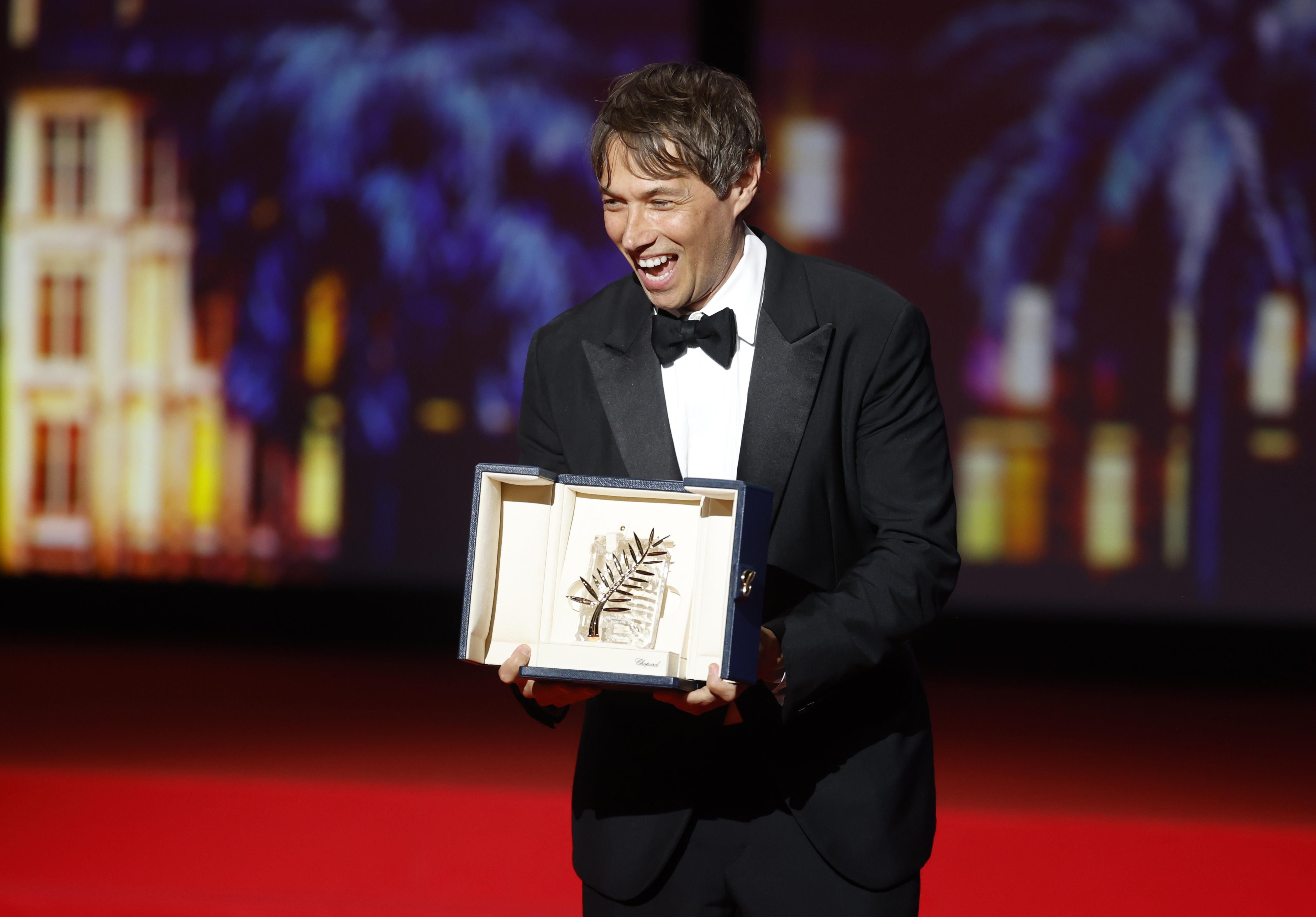 Sean Baker zinemagilea, Urrezko Palma eskuetan, Cannesen. SEBASTIEN NOGIER / EFE
