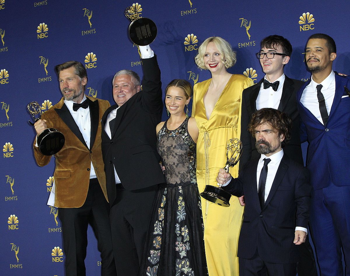 Game of Thrones telesailaren taldeko kideak, Emmyak banatzeko ekitaldian, atzo, Los Angelesen. NINA PROMMER / EFE.