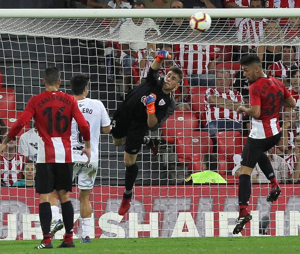 Unai Simon, baloia urruntzen, Huescaren aurka jokatutako partidan. MIGUEL TOÑA / EFE.