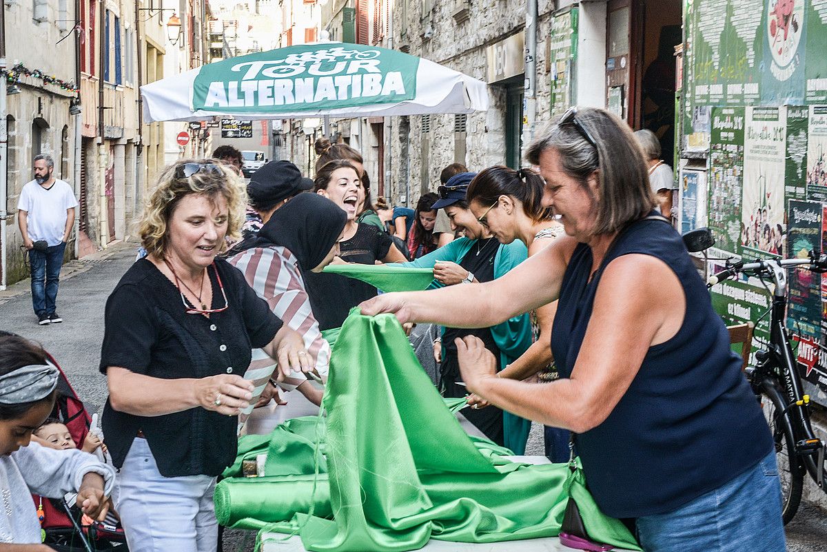 Alternatibako laguntzaileak prestaketa lanean, atzo goizean, Baionan. ISABELLE MIQUELESTORENA.