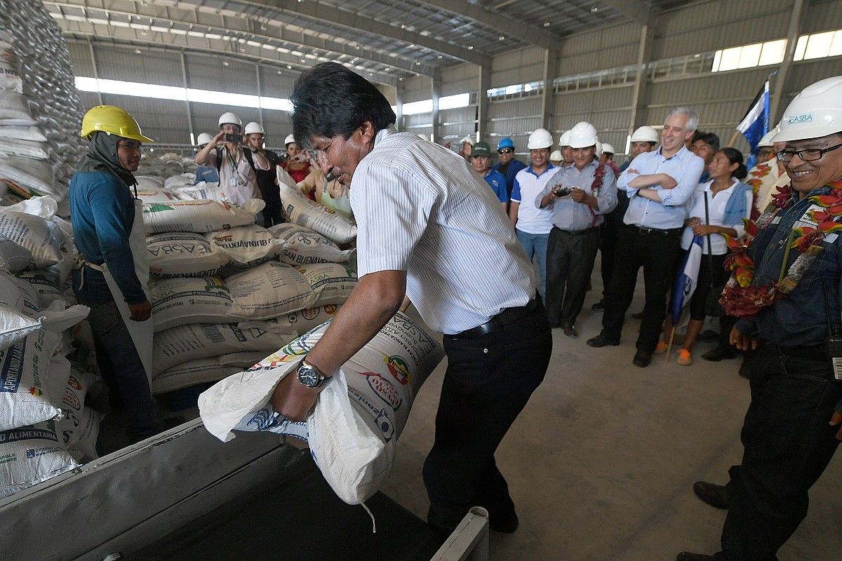Evo Morales Boliviako presidentea, iragan abuztuan, azukre enpresa batera eginiko bisitan, La Paz hiriburuan. ABI / EFE. Evo Morales Boliviako presidentea, iragan abuztuan, azukre enpresa batera eginiko bisitan, La Paz hiriburuan. ABI / EFE.