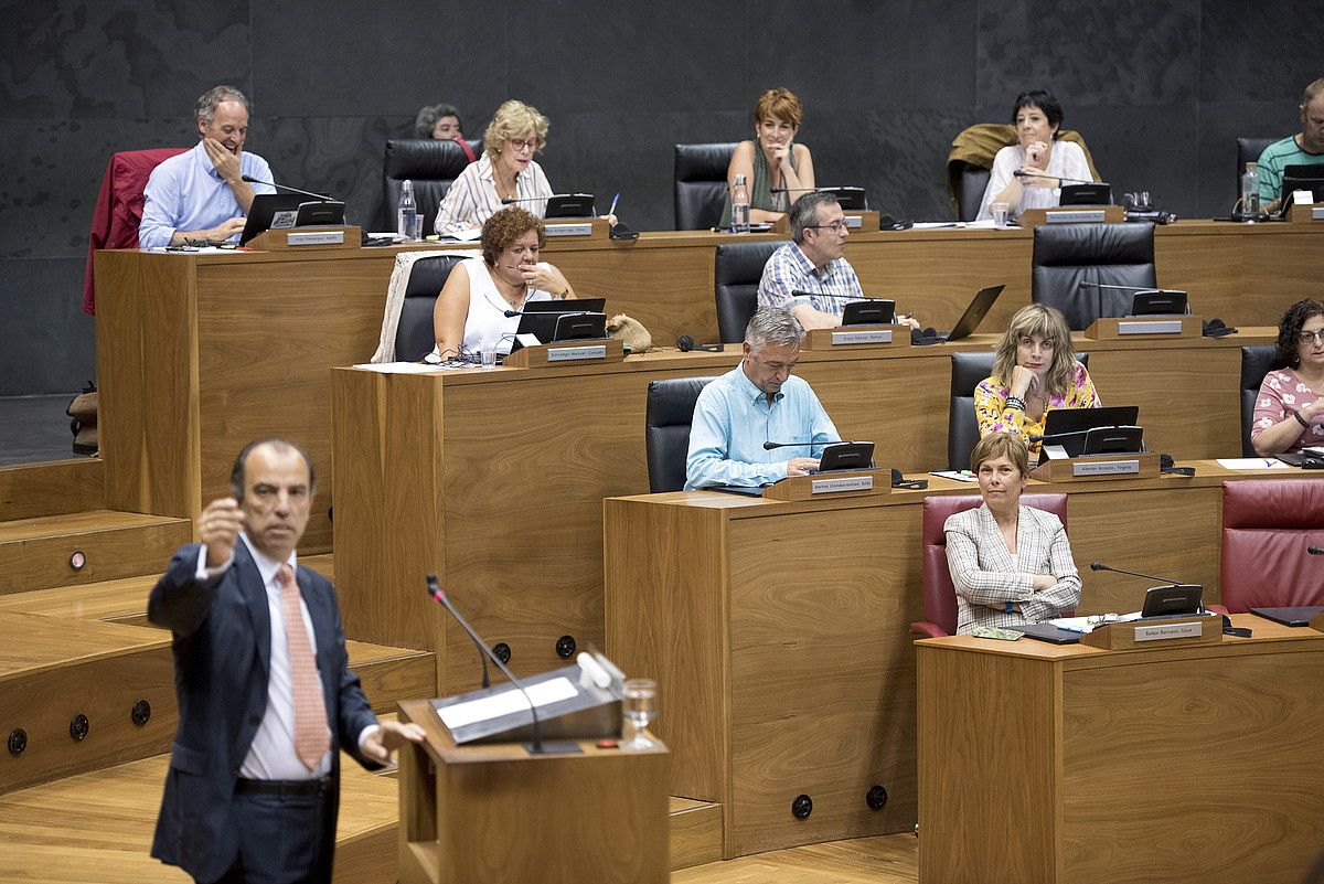 UPNko Carlos Garcia Adanero, atzo, parlamentuan, eta, hari begira, Uxue Barkos lehendakaria. IÑIGO URIZ / FOKU.