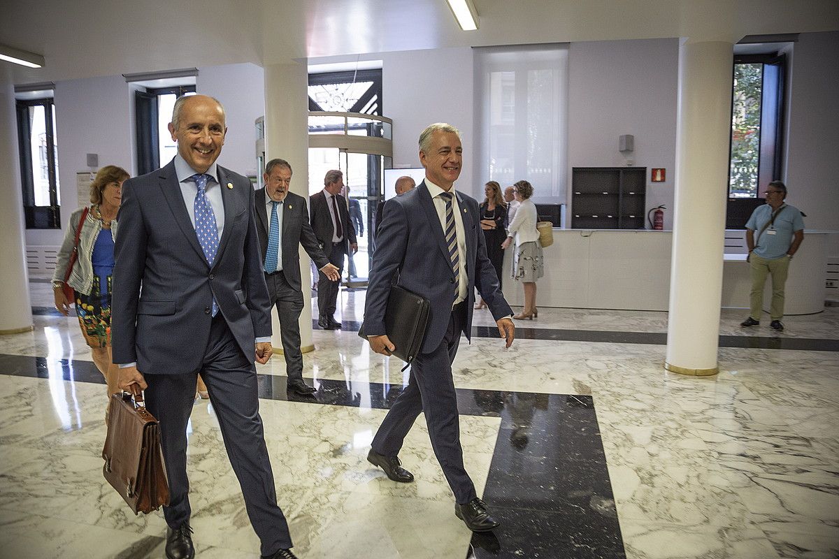 Erkoreka, Urkullu, Uriarte eta Azpiazu, politika orokorreko bilkurara iristen, atzo. ENDIKA PORTILLO / FOKU. Erkoreka, Urkullu, Uriarte eta Azpiazu, politika orokorreko bilkurara iristen, atzo. ENDIKA PORTILLO / FOKU.
