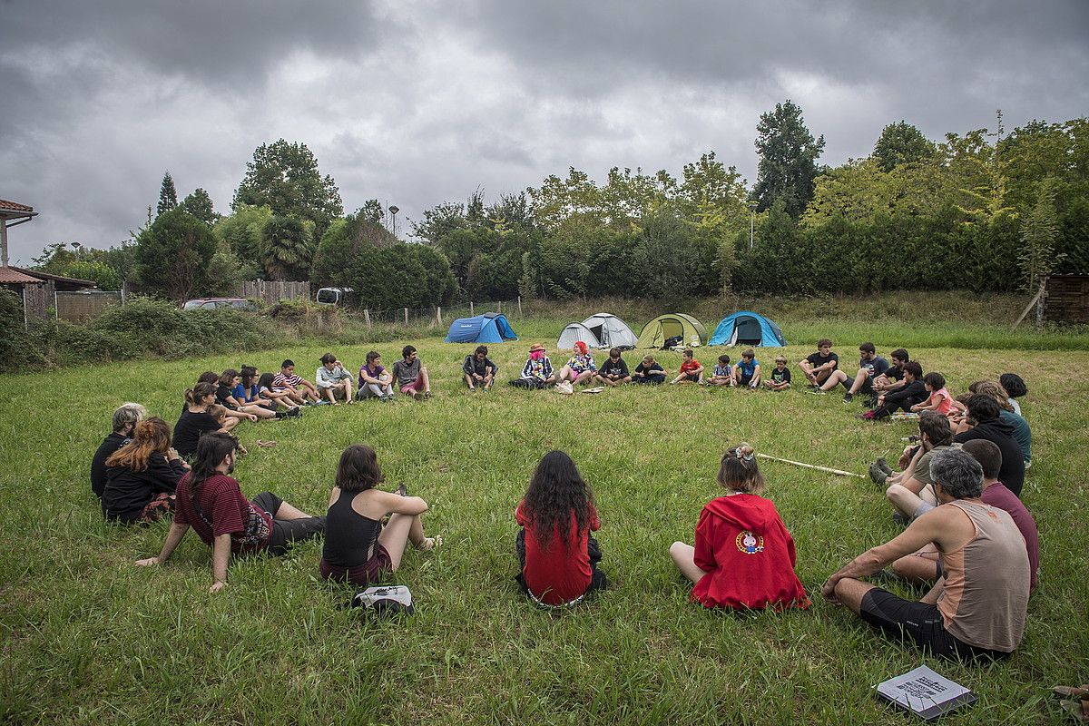 Atzo arratsaldean abiatu zuten Iraultza Txikien Akanpada; irudian, jendea biribilean jarrita zelai batean. GORKA RUBIO / FOKU.