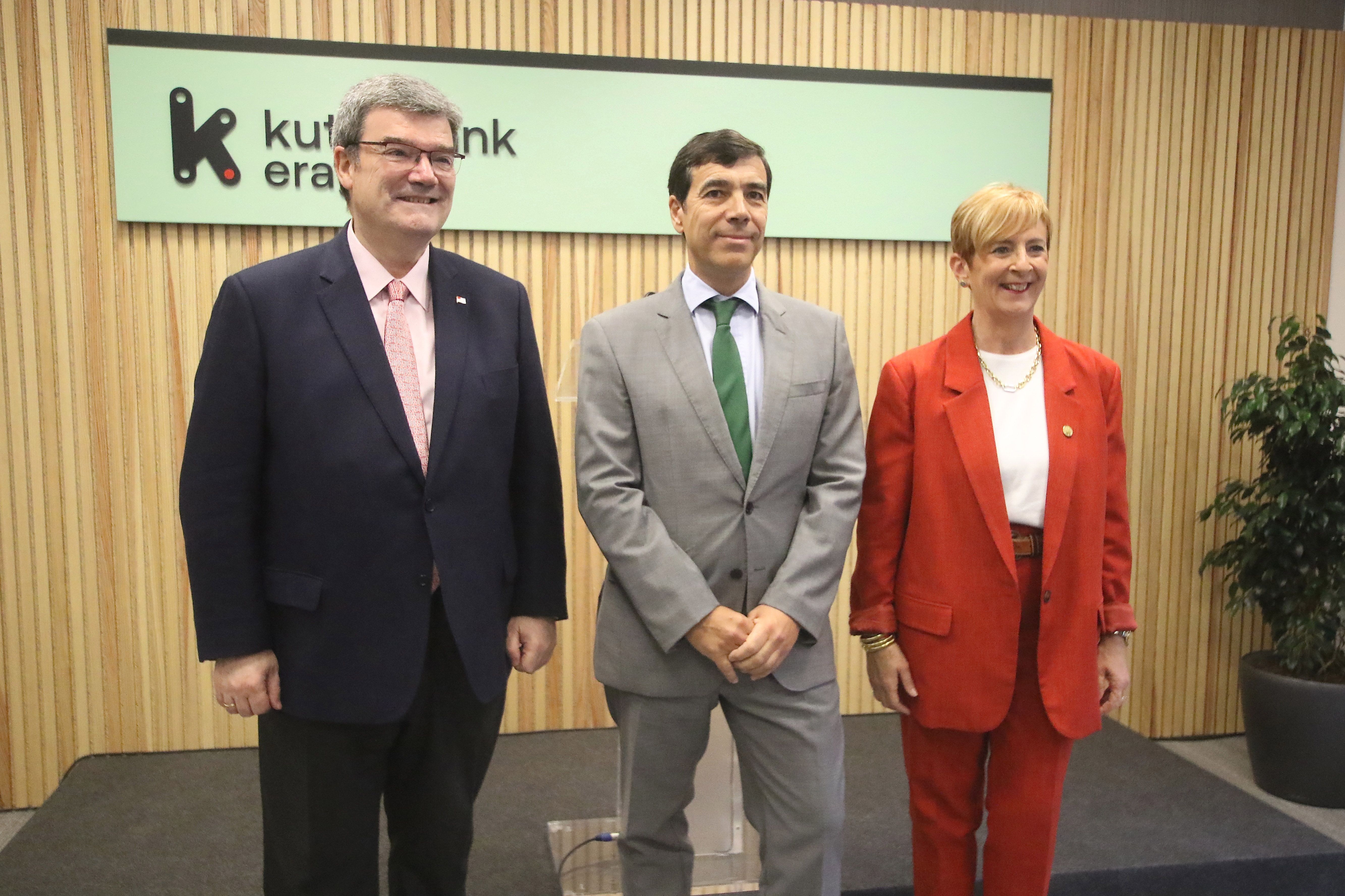 Juan Maria Aburto, Anton Arriola eta Arantxa Tapia, Kutxabank Eraginen egoitzaren inaugurazioan, Bilbon. OSKAR MATXIN EDESA / FOKU