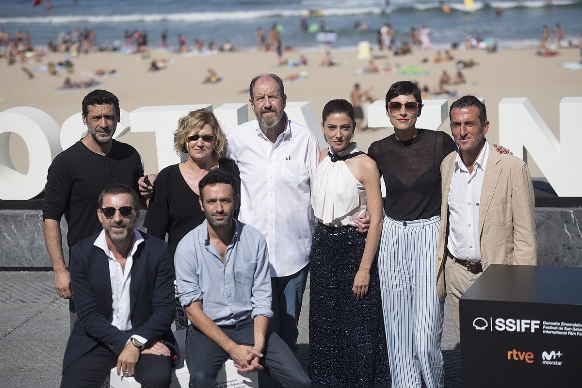 El reino filmeko lantaldea. Goian, ezker-eskuin: Fresneda, Wagener, Pou, Lennie, Peña eta Zahera; eta behean: De la Torre eta Sorogoyen. GORKA RUBIO / FOKU.
