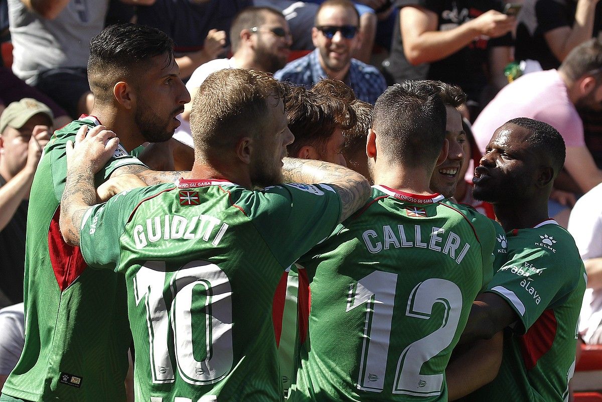 Alaveseko jokalariak, atzo Vallecasen sartu zuten lehen gola ospatzen; Ximo Navarrok egin zuen. VICTOR LERMA / EFE. Alaveseko jokalariak, atzo Vallecasen sartu zuten lehen gola ospatzen; Ximo Navarrok egin zuen. VICTOR LERMA / EFE.