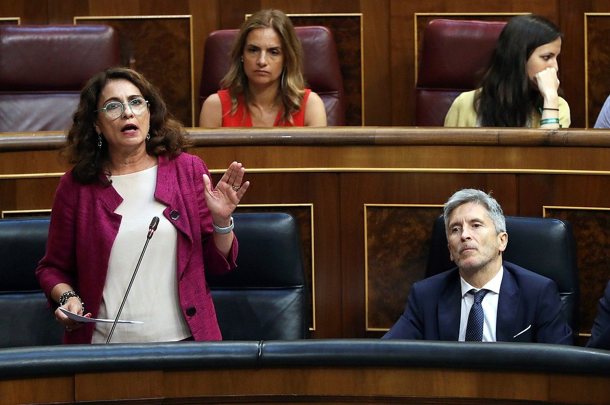 Maria Jesus Montero Espainiako Ogasun ministroa, Kongresuan. Alboan, Fernando Grande Marlaska. BALLESTEROS / EFE.