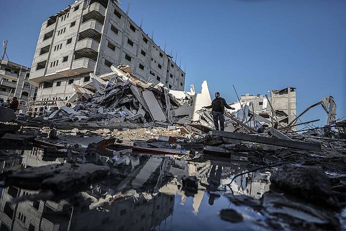 Haur palestiar bat, Al Aqsa telebistaren eraikin bonbardatuaren hondainen parean. MOHAMMED SABER, EFE