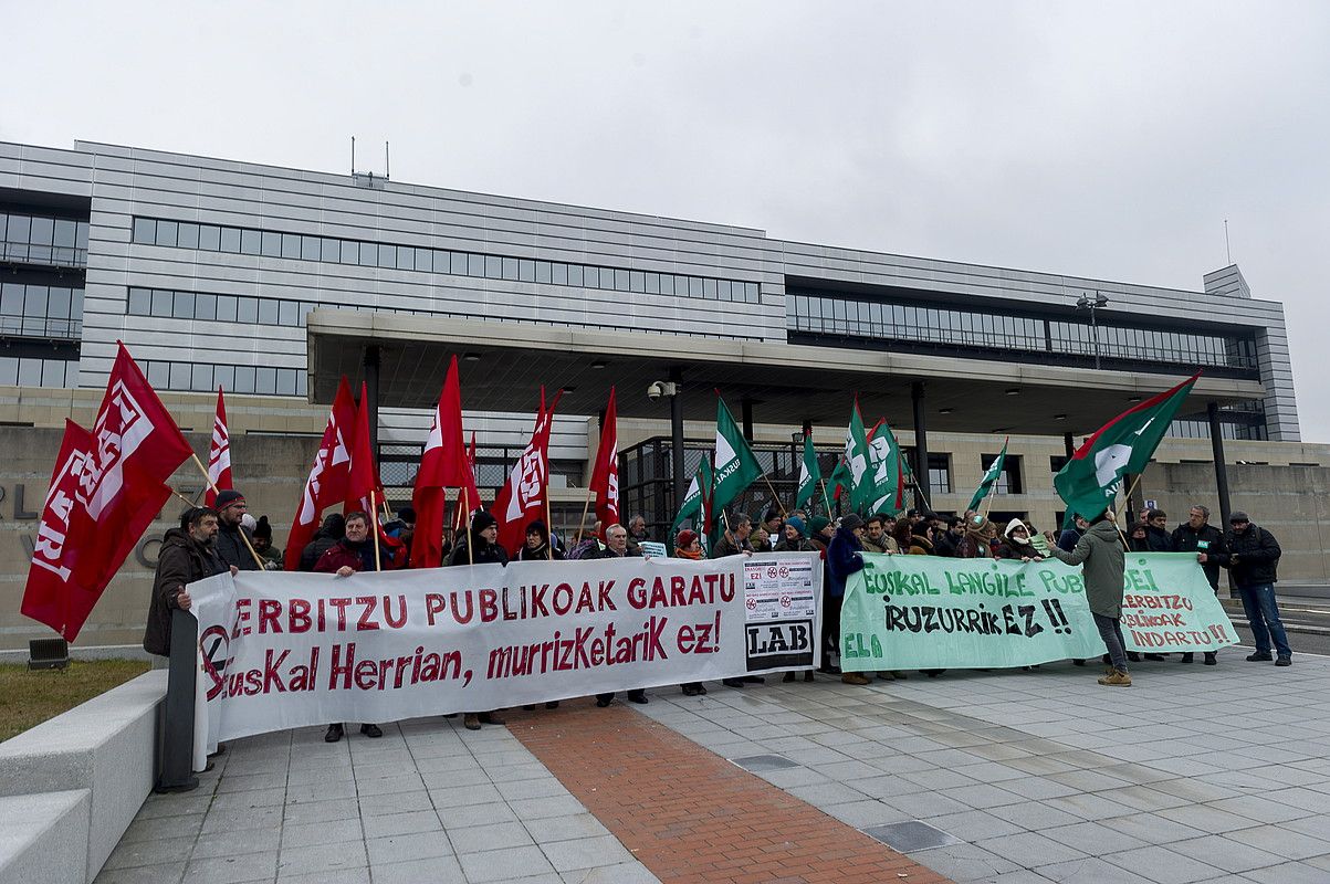 Sindikatu abertzaleek joan den urtean Eusko Jaurlaritzaren aurrean egindako protesta, lan baldintzen harira. JUANAN RUIZ / FOKU. Sindikatu abertzaleek joan den urtean Eusko Jaurlaritzaren aurrean egindako protesta, lan baldintzen harira. JUANAN RUIZ / FOKU.