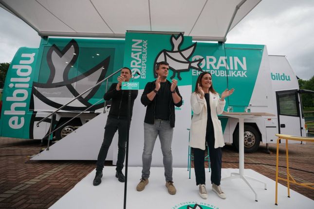 Arnaldo Otegi, Iñigo Hernando eta Iurre Bideguren, gaur, Galdakaon (Bizkaia). EH BILDU Arnaldo Otegi, Iñigo Hernando eta Iurre Bideguren, gaur, Galdakaon (Bizkaia). EH BILDU