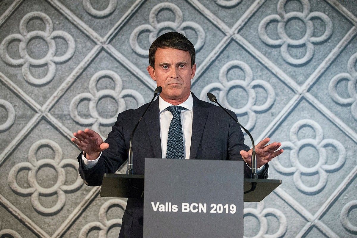 Manuel Valls Bartzelonako alkatetzarako hautagaitza aurkezten, atzo, Kultura Garaikideko Zentroan. QUIQUE GARCIA / EFE.