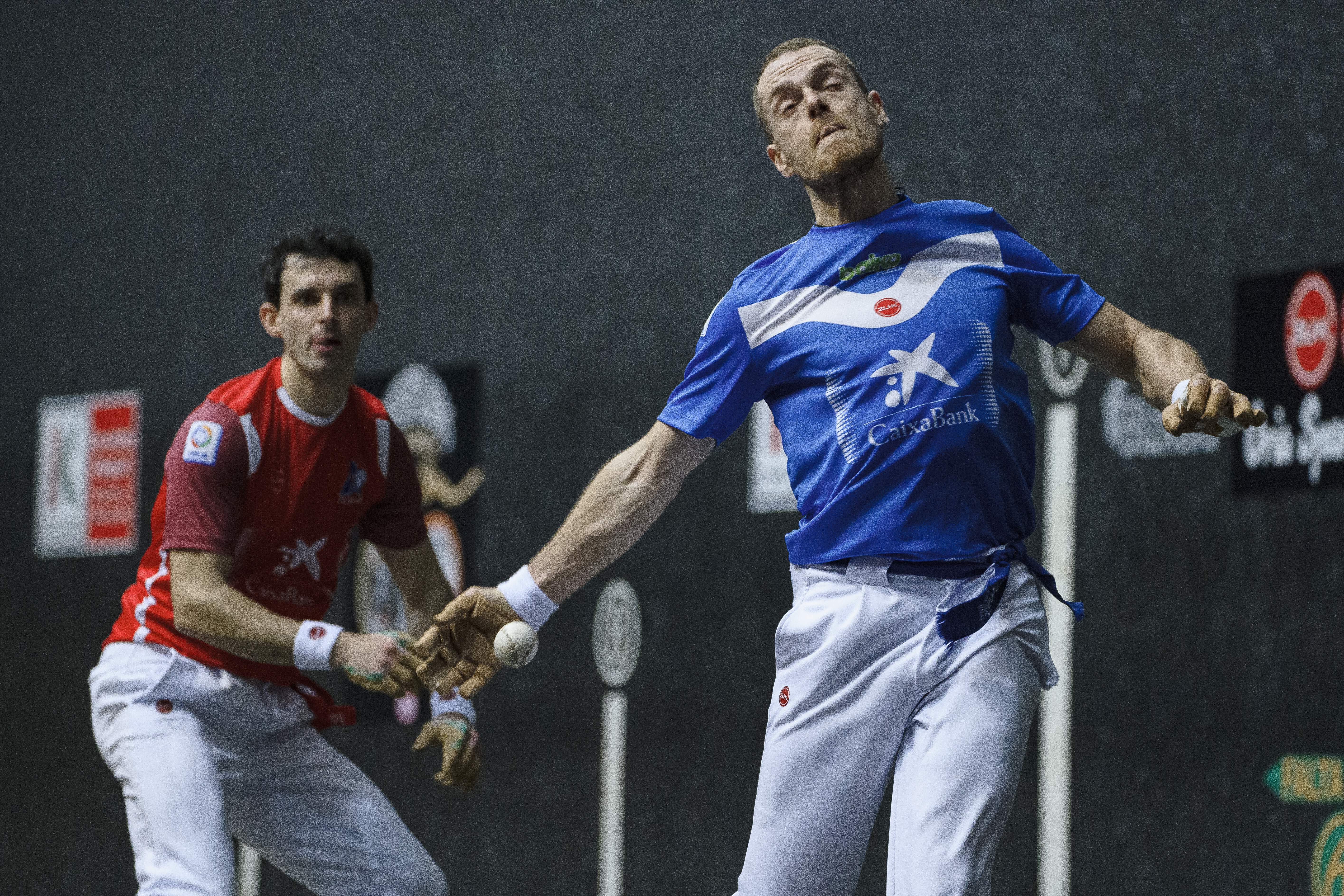 Unai Laso, pilota jotzen, Jokin Altuna begira duela, bi pilotariok final-laurdenetako ligaxkan jokatutako partidan. 22-7 irabazi zuen Lasok. ARITZ LOIOLA / FOKU